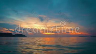 漂浮在苏利佩`海洋上，有橙色和茶色的日落黄昏。